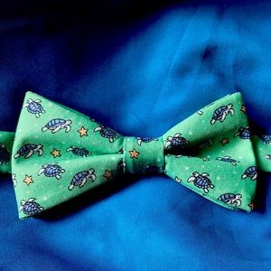 Izod Adjustable Bow Tie with Blue Turtles